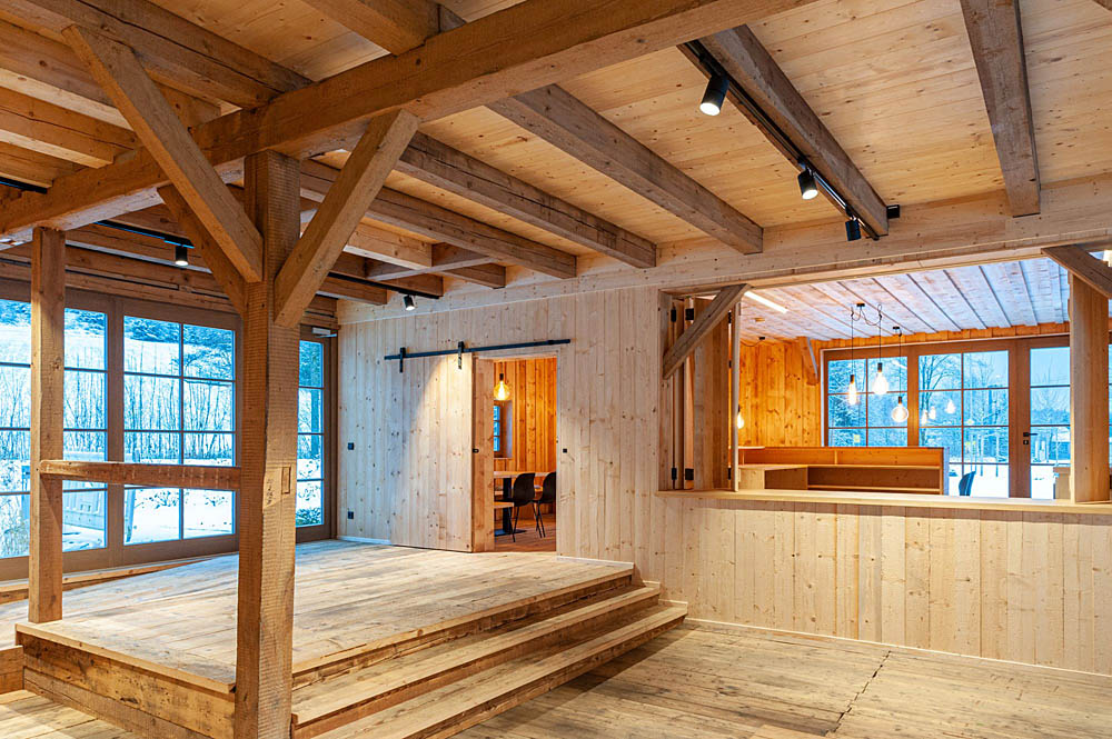 Bühne mit Holzpodest