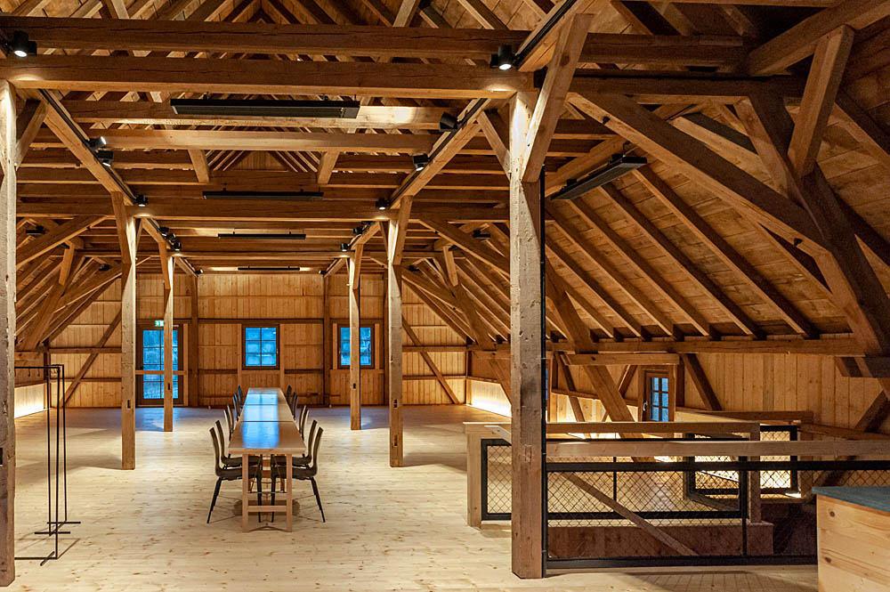Dachgebälk mit Tischen