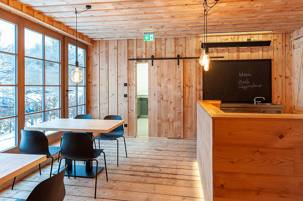 Gastraum mit Theke aus Naturholz